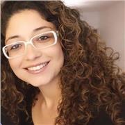 Nativa de Río de Janeiro, graduada en el Instituto Lenguas Vivas en Buenos Aires